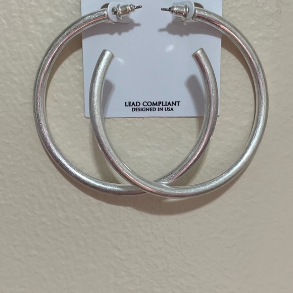 ❤️NEW ARRIVAL! Madeline Large Silver Hoop Earrings - Picture 1 of 2